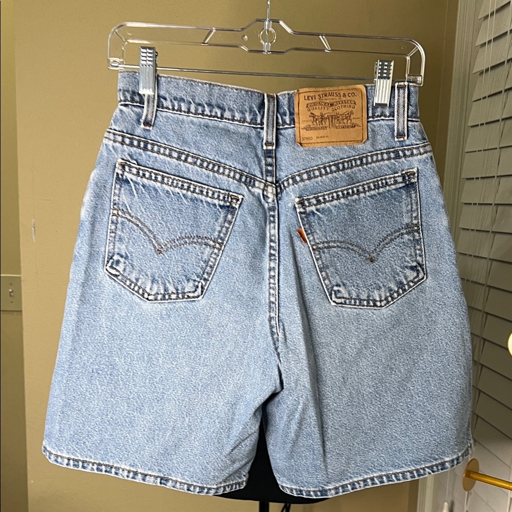 Levi's Classic Light Blue Denim Shorts - Picture 2 of 9